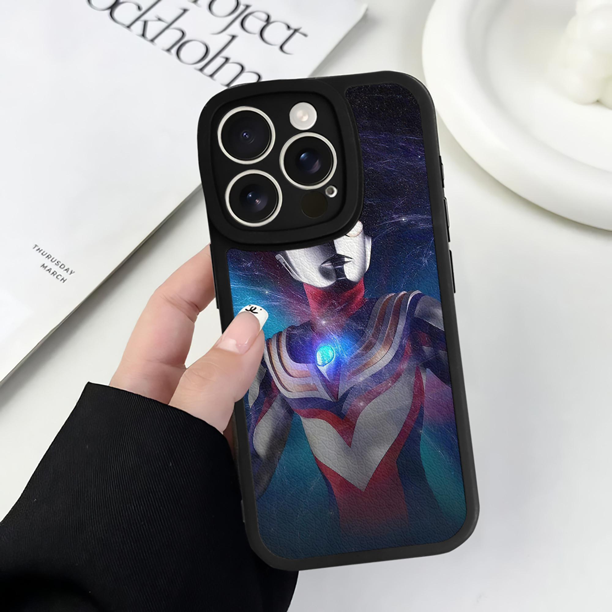 （画像用） ウルトラマン Ultraman 【iPhone 16シリーズ対応】シリコンスマホケース（レザー調） 材質：シリコン